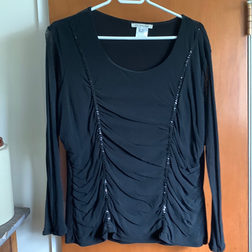 Black fitted shirt with gauzy sleeves